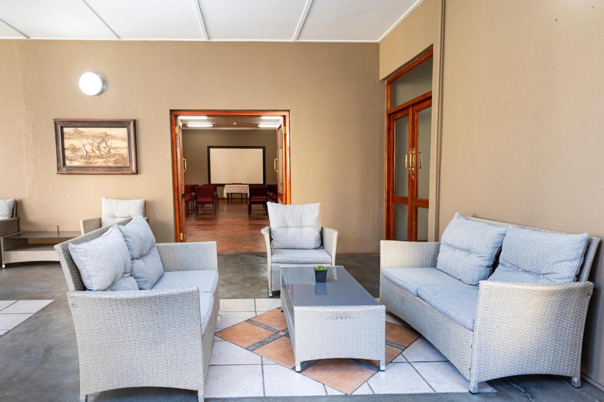 Queen'S Hotel By Bon Hotels Oudtshoorn Kültér fotó