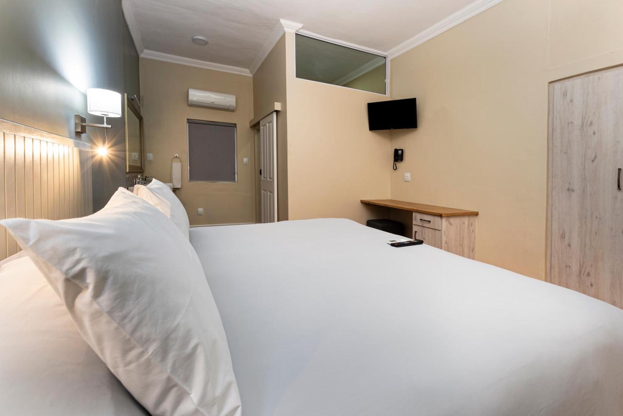 Queen'S Hotel By Bon Hotels Oudtshoorn Kültér fotó